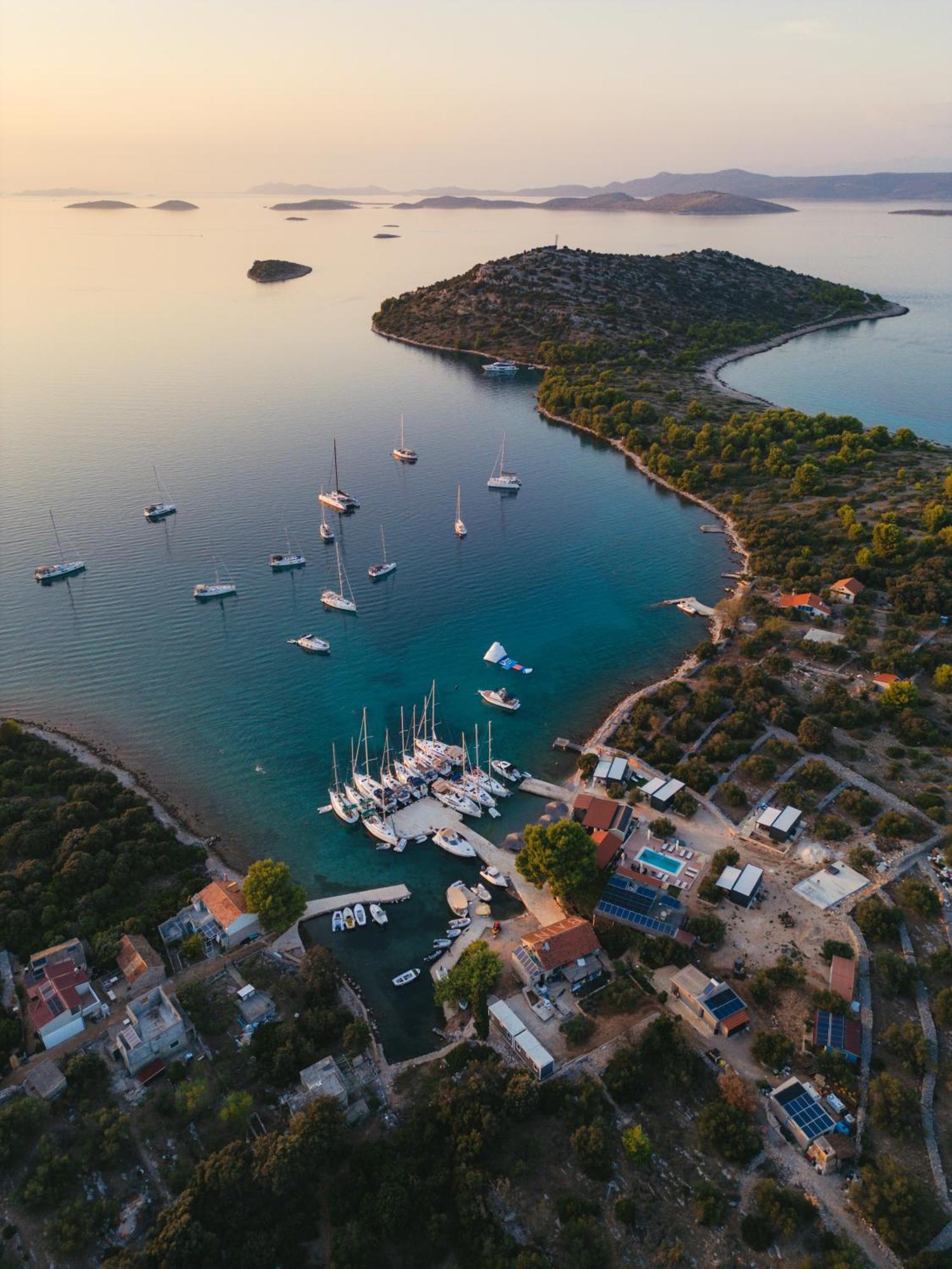 Beach House Danica - Resort & Tavern Bain, Free Transport, Pool, Island Of Zut - Kornati Pristanisce Exteriér fotografie